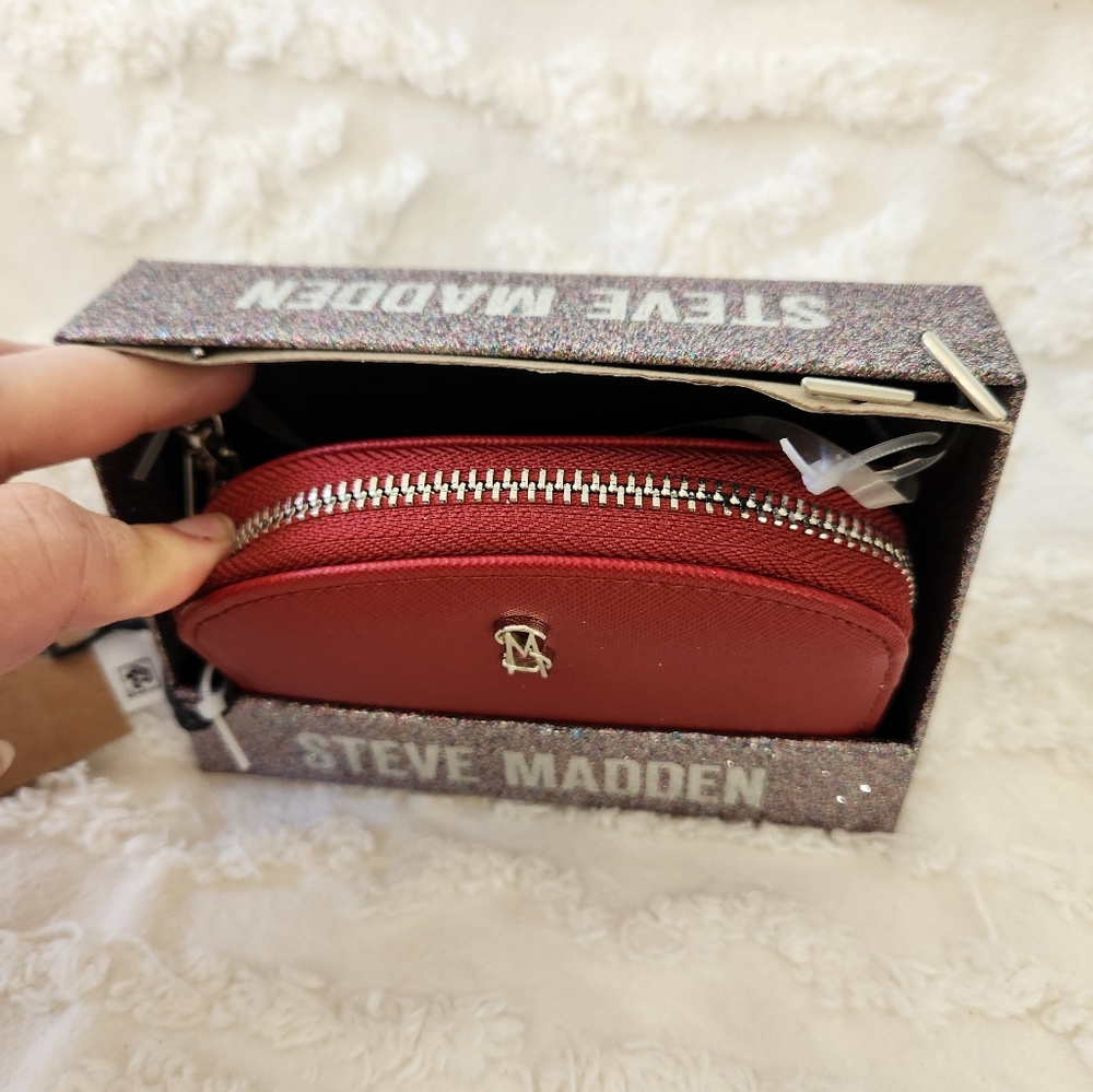 NWT Steve Madden Red Dome Wallet with Zip Closure. 3 COMPARTMENTS - Picture 2 of 4